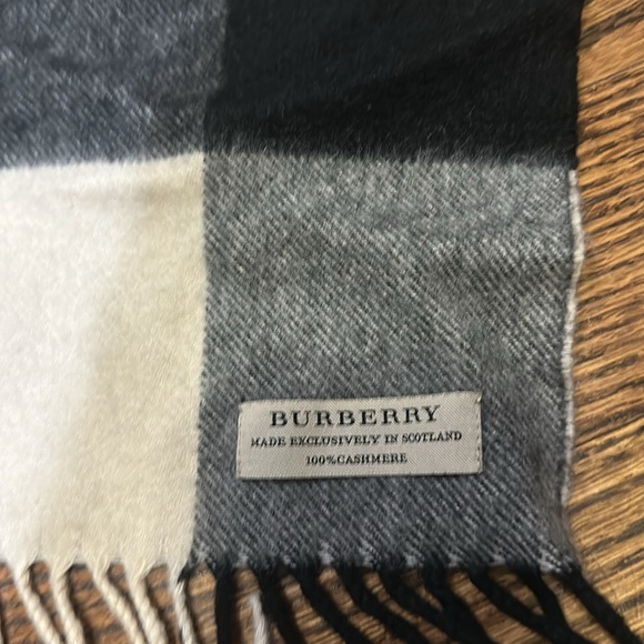 COPY - Authentic Burberry Unisex Mega Check Cashmere Scarf - Picture 4 of 4